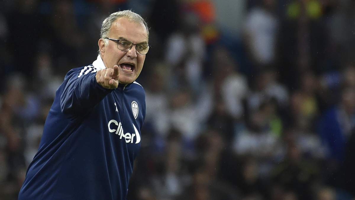 El técnico de Leeds Marcelo Bielsa durante el partido contra Liverpool en la Liga Premier inglesa, el domingo 12 de septiembre de 2021.