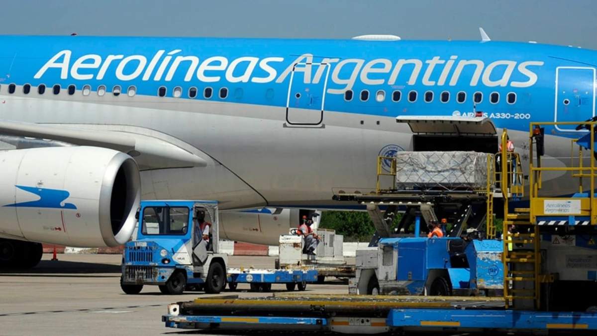Una aeronave de Aerolíneas Argentinas en el aeropuerto de Ezeiza. Fuente: (Twitter)