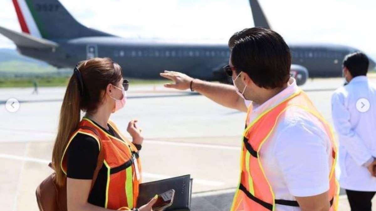 La influencer Elvia Martí en la recepción de un cargamento de vacunas en Chiapas