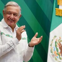 AMLO presume su popularidad y el “peso fortachón”