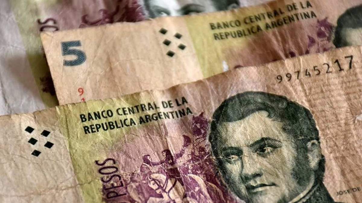 El billete de 5 pesos fue reemplazado por una moneda. Fuente: (Twitter)