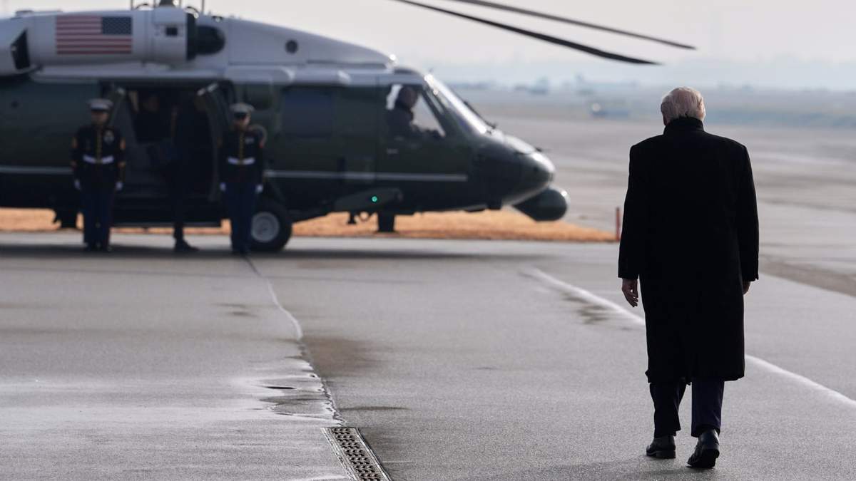 El presidente Donald Trump camina hacia el Marine One para trasladarse a Davos tras llegar al aeropuerto de Zúrich, Suiza, el miércoles 21 de enero de 2026