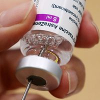La vacuna de AstraZeneca cambia de nombre, en medio de críticas y desconfianza
