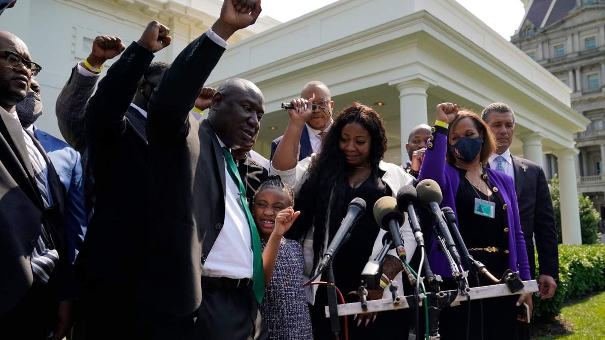 Familiares de George Floyd en la Casa Blanca tras reunirse con el presidente Joe Biden