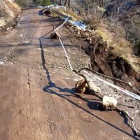Restringen el tránsito por el acceso a Quila Quina por un deslave que dañó parte del camino