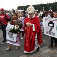 En peregrinación a la Basílica, familiares de los estudiantes de Ayotzinapa exigen justicia