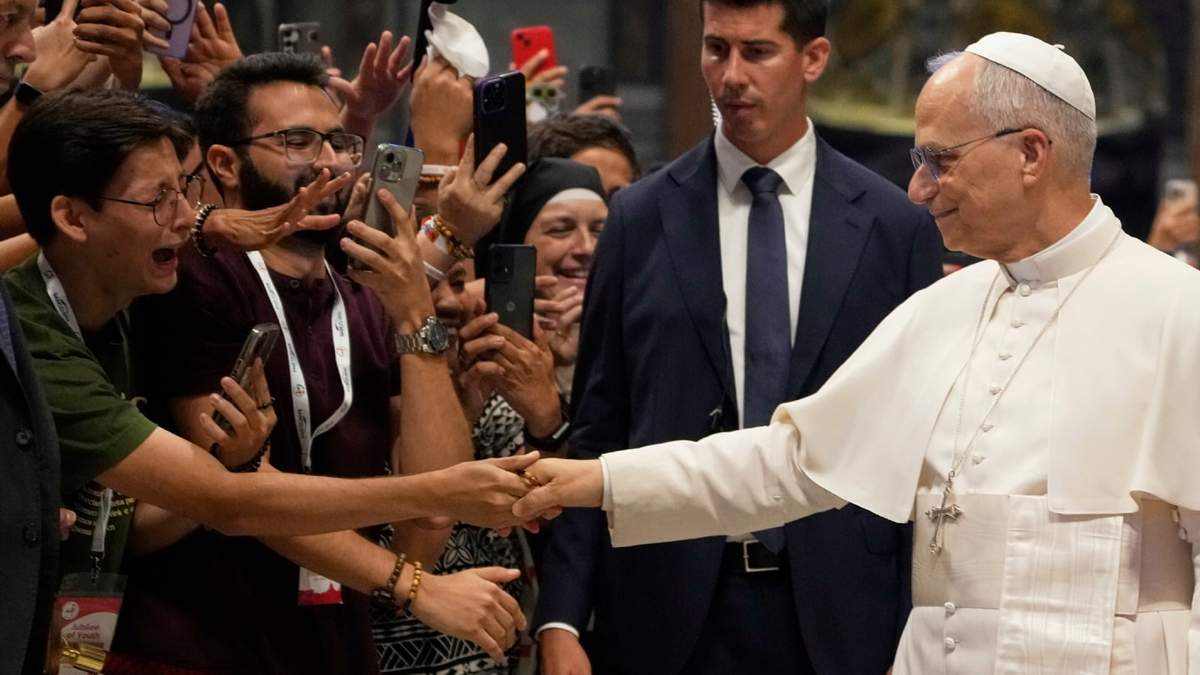 El Papa León XIV saluda a los fieles al final de la misa celebrada por el cardenal Luis Antonio Tagle en la Basílica de San Pedro durante el Jubileo de la Juventud en el Vaticano