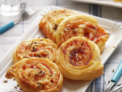 Con 3 ingredientes, hacé estos rolls de jamón y queso con tapas de empanadas para disfrutar unos buenos mates