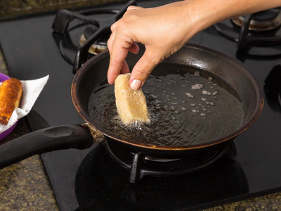 El secreto de la abuela para quitar el olor a frito de tu cocina en minutos y sin productos caros