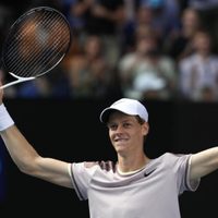 Sinner da la sorpresa y elimina a Novak Djokovic en semis del Abierto de Australia