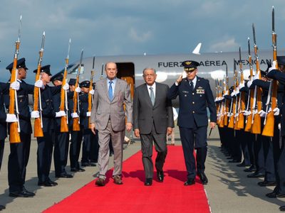 AMLO llega a Colombia para participar en conferencia sobre drogas y reunirse con Petro