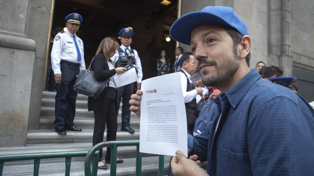 Diego Luna en una manifestación frente a la Suprema Corte en 2018, con integrantes del colectivo #SeguridadSinGuerra