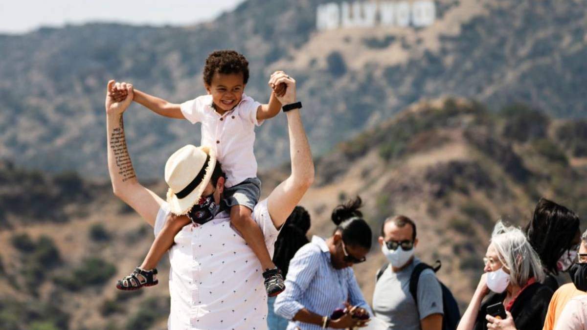 Visitantes toman fotografías del letrero de Hollywood en el Observatorio Griffith en Los Ángeles.