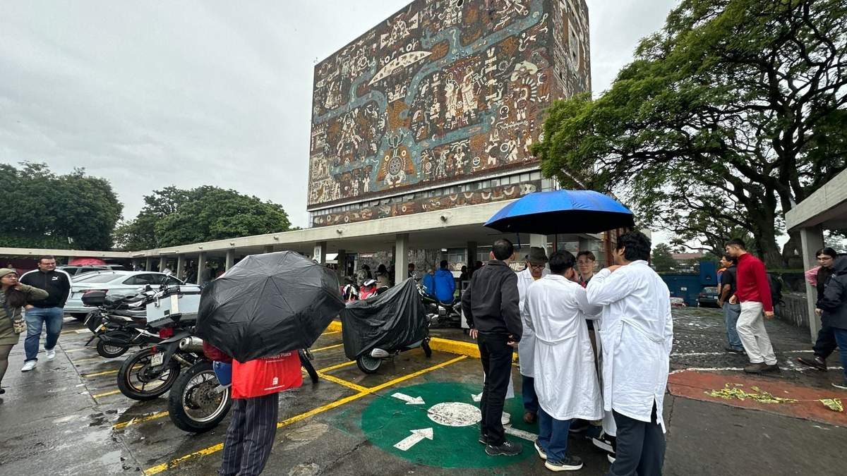Estudiantes en Ciudad Universitaria tras la activación de la alerta sísmica