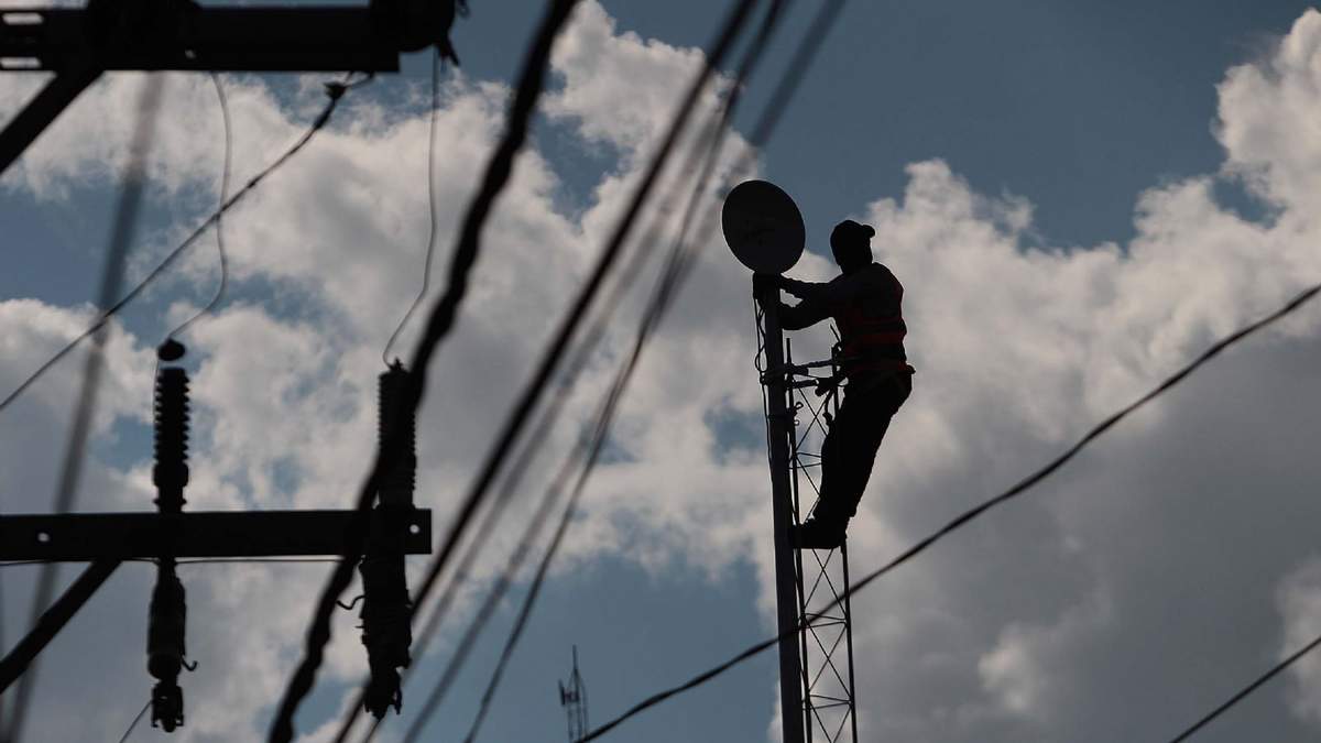 Se deberán utilizar estándares abiertos de radiocomunicaciones, tales como TETRA y P25