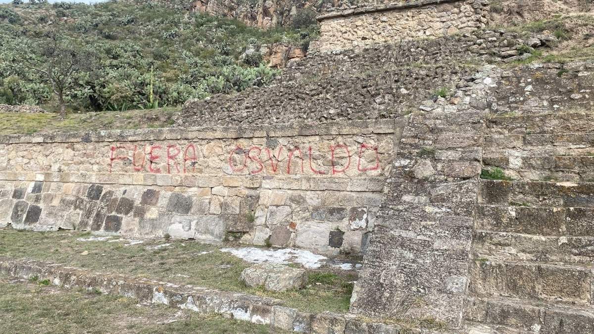 Uno de los grafitis en la Zona de Monumentos Arqueológicos de Huapalcalco