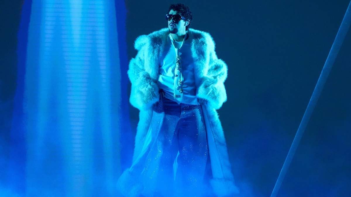 Bad Bunny se presenta durante los iHeartRadio Music Awards en Los Ángeles el 17 de marzo de 2025