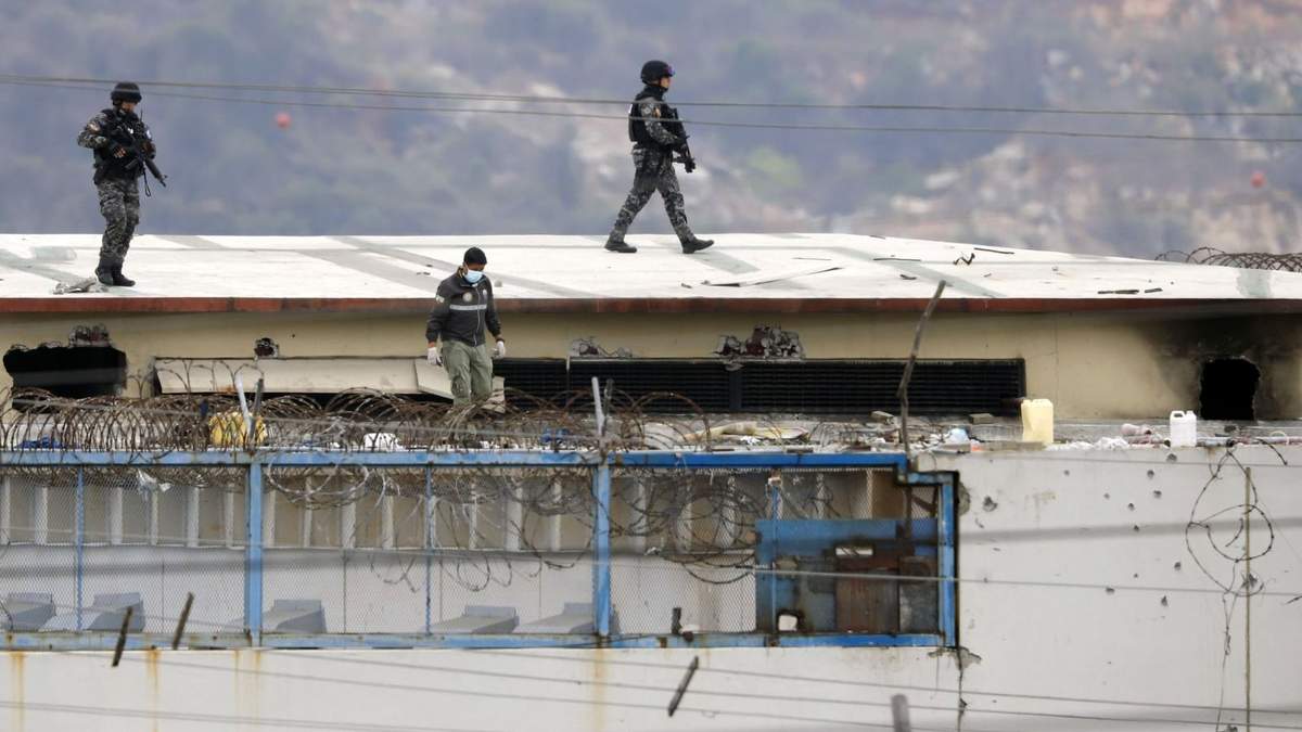 Oficiales en el techo de la Penitenciaría del Litoral, la más grande de Ecuador. Fuente: (Twitter)