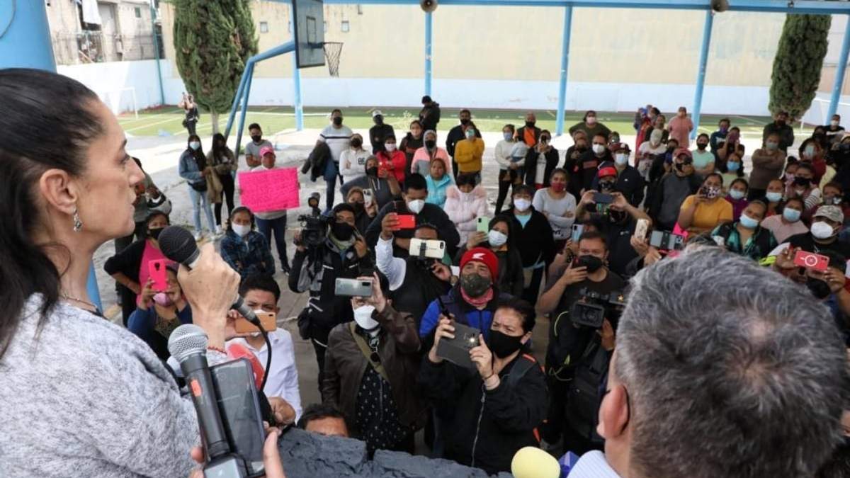 Claudia Sheinbaum con padres de familia en la escuela de Cuajimalpa