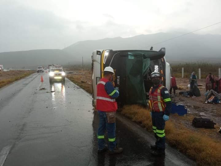 Autobús volcado en la carretera Zacatecas-Saltillo, en el que viajaban 41 personas provenientes de EU