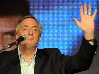 Borraron el retrato de Néstor Kirchner en la Plaza de Mayo