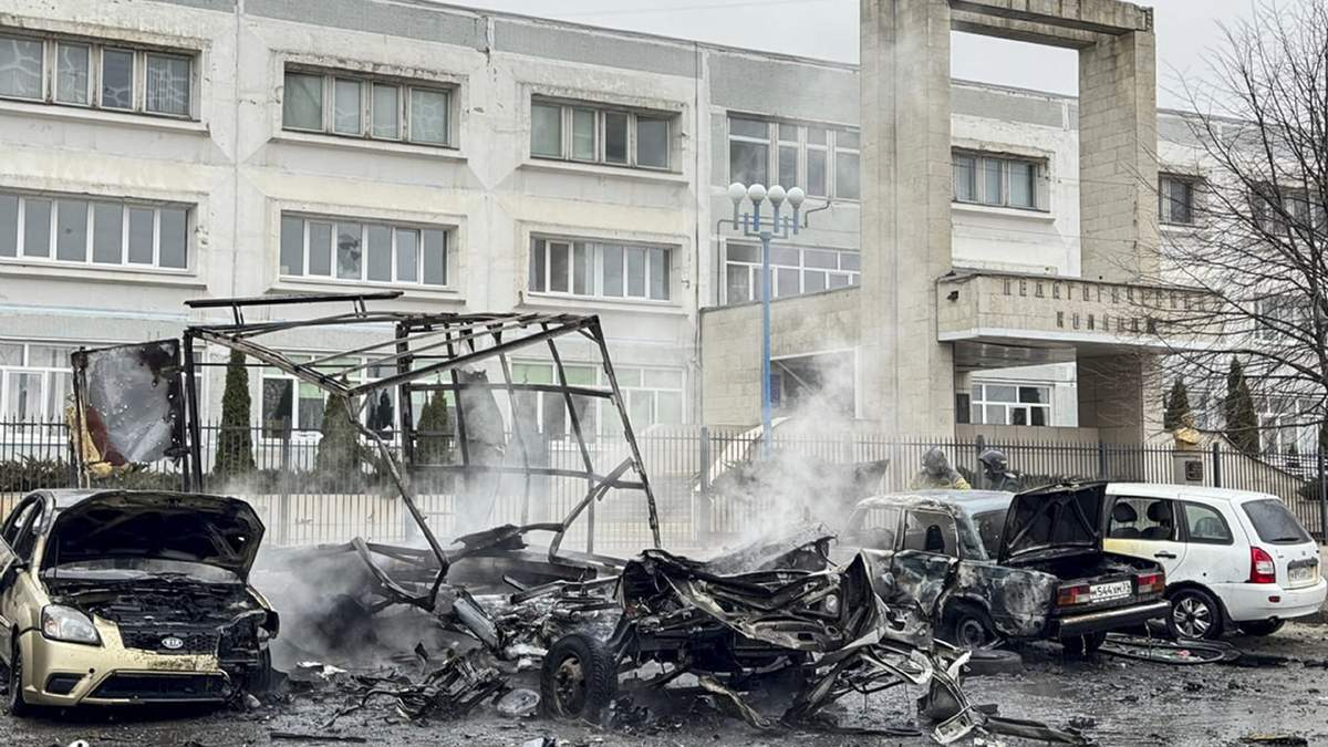 Esta imagen publicada por el canal de Telegram del gobernador regional de Belgorod Vyacheslav Gladkov el sábado 16 de marzo de 2024, trabajadores de emergencia trabajan en autos dañados y quemados tras la caída de proyectiles desde el lado Ucraniano, en Belgorod, Rusia. Dos personas muriero, según un gobernador regional ruso