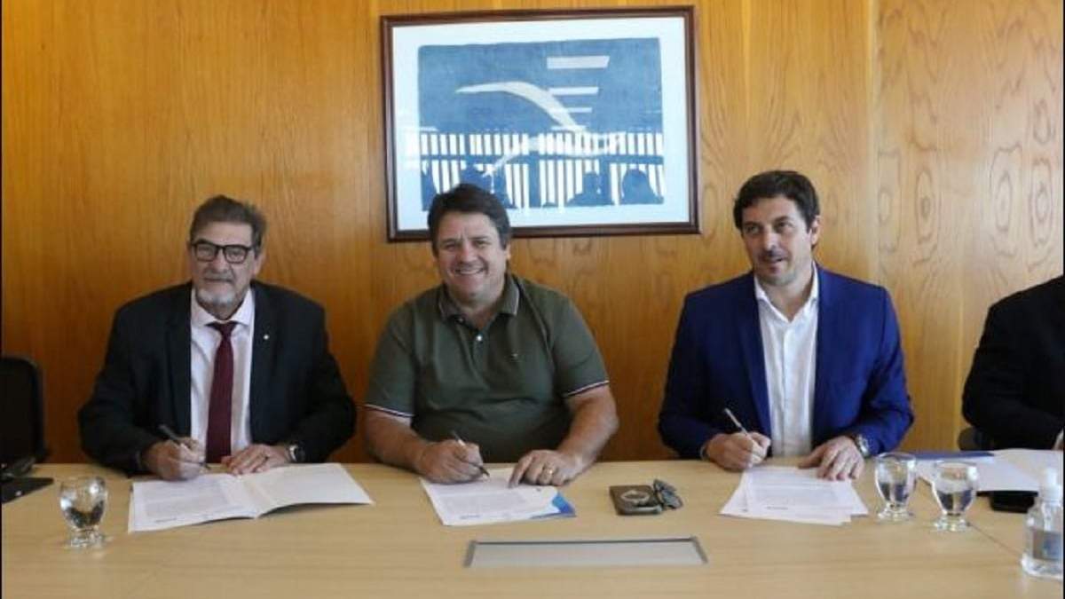 Mariano Gaido y funcionarios de la UTN durante la firma del convenio de cesión de los terrenos. Fuente: (Municipalidad de Neuquén)