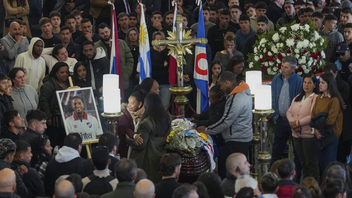Familiares y aficionados observan el velatorio de Juan Izquierdo en Montevideo