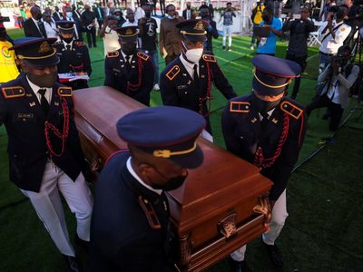 Delegaciones diplomáticas huyen del funeral de Jovenel Moise al escucharse disparos