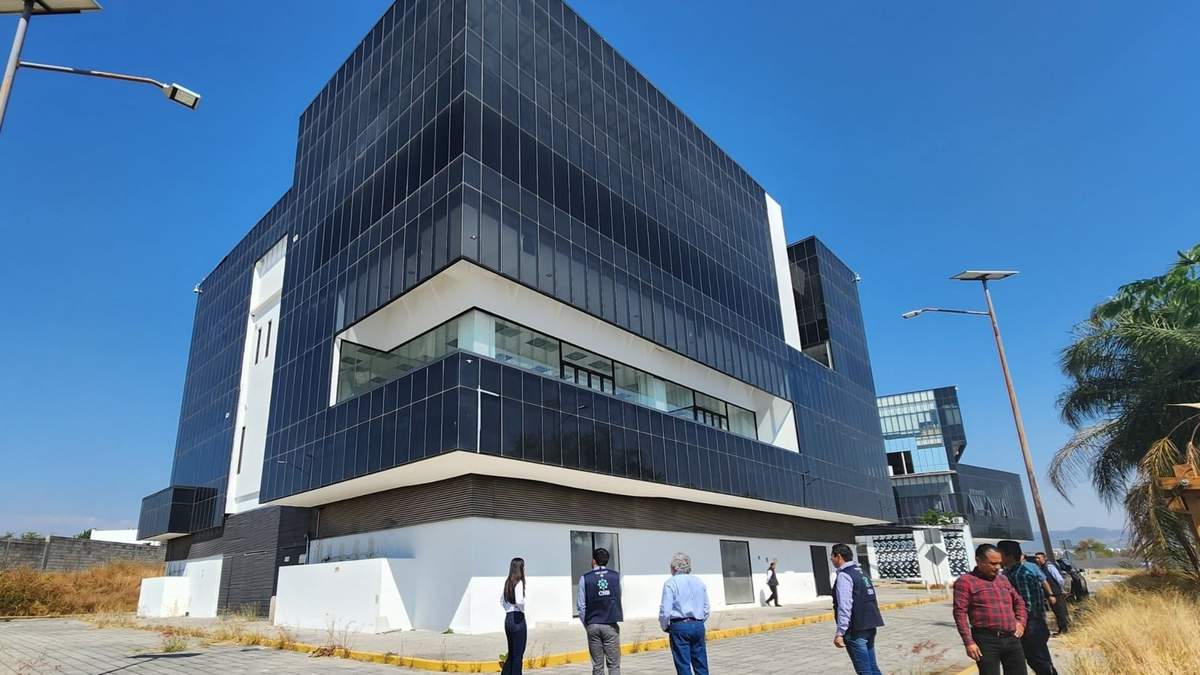 Alejandro Encinas en el Centro Nacional de Identificación Humana (CNIH)
