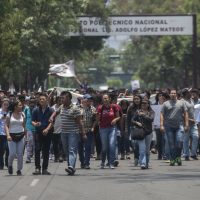 Estudiantes rechazados tiran rejas de la Dirección General del IPN
