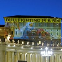PETA manda mensaje al papa León XIV y proyecta imágenes en el Vaticano contra las corridas de toros