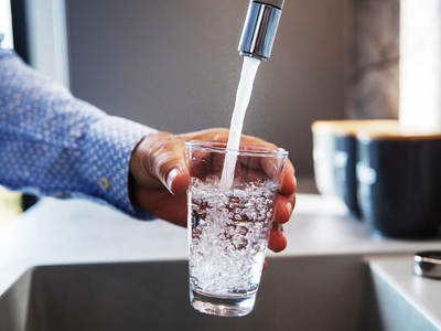 Con 1 vaso de vidrio viejo y palitos de madera: creá el porta brochas de maquillaje más original