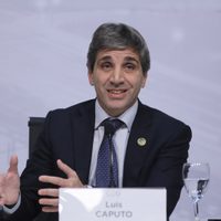Luis Caputo desmintió que se negocie una devaluación con el FMI