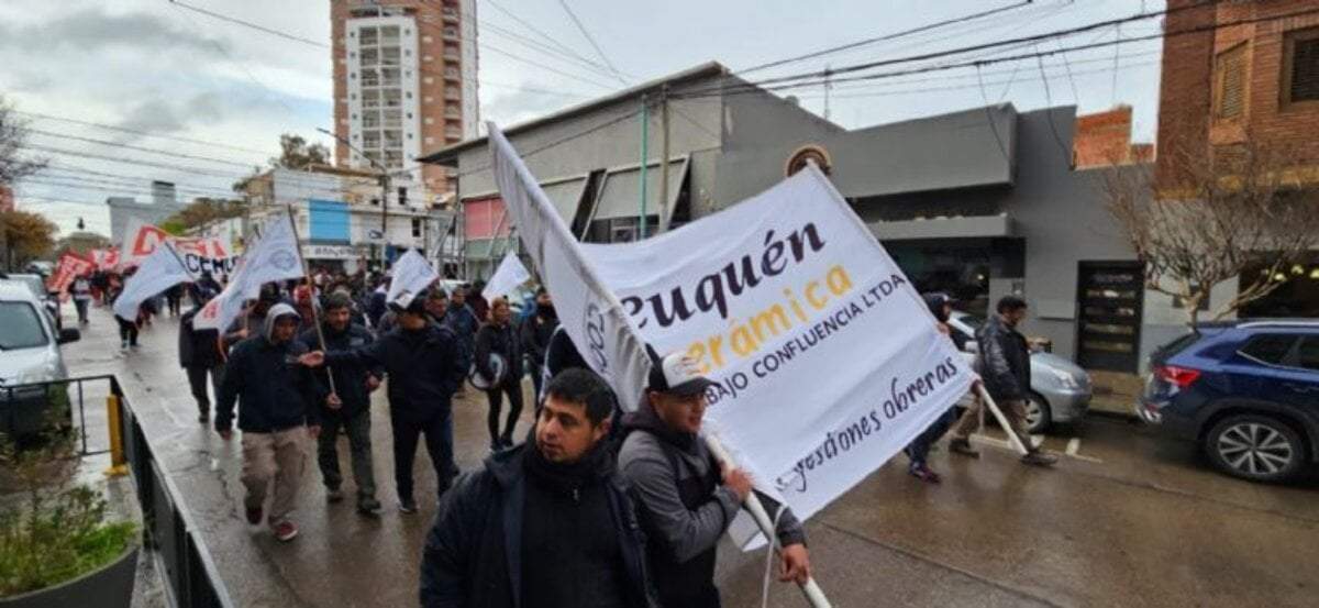 Obreros de Cerámica Neuquén. Fuente: (Javier Manzano - Minuto Neuquén).