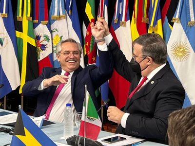 Ebrard da espaldarazo al gobierno de Argentina ante la crisis económica