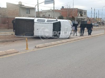 Robo y persecución de película terminó con un vuelco y hechos de violencia en el hospital Heller