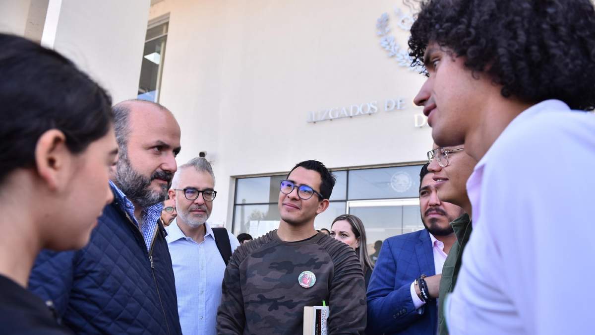 El rector de la UdeG, Ricardo Villanueva, habla con los estudiantes antes de ser detenidos por proteger el parque Huentitán