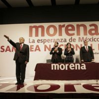Al rendir protesta como candidato, AMLO ofrece gobernar 'con locura” para erradicar la corrupción