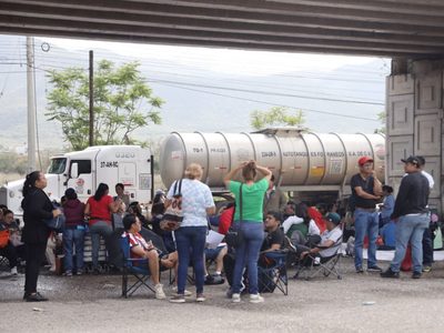 Maestros del SNTE-CNTE bloquean el aeropuerto y terminal de Pemex en Oaxaca