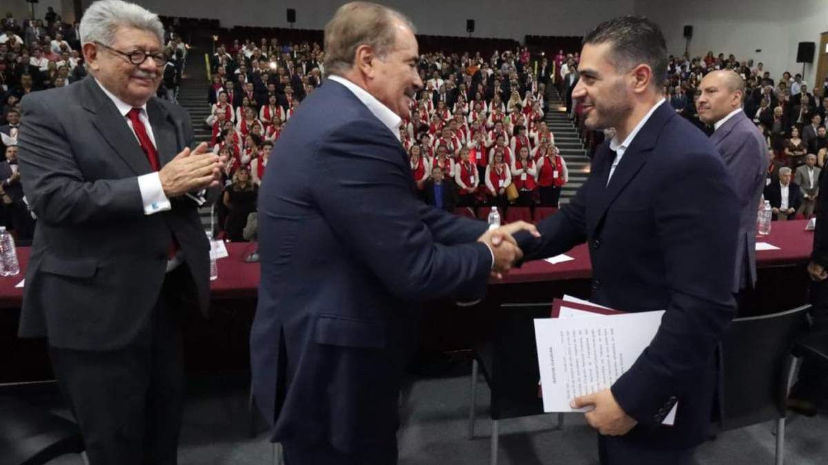 Omar García Harfuch, aspirante de Morena a la Jefatura de Gobierno de la Ciudad de México con trabajadores del Metro
