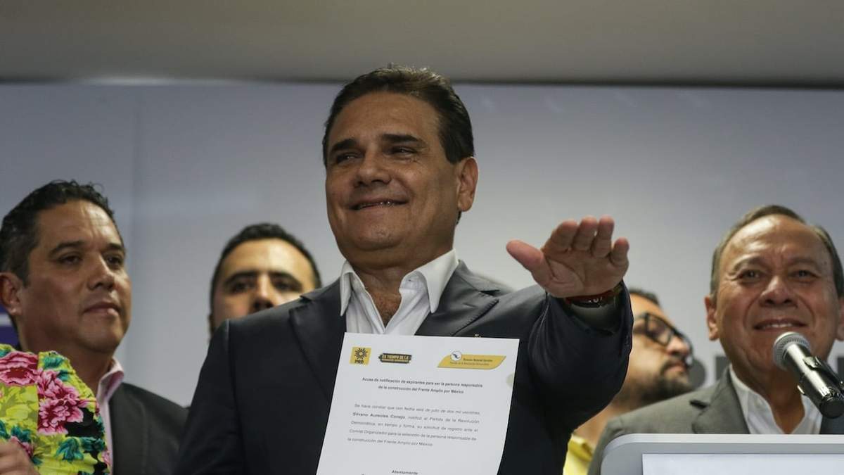 El exgobernador Silvano Aureoles Conejo al registrarse en el proceso del Frente Amplio por México para buscar la candidatura presidencial en 2024, el 6 de julio de 2023