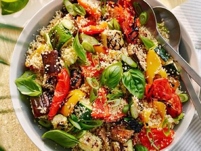 Un plato tibio y nutritivo: cuscús con verduras al horno, la receta que reconforta que es fácil de preparar