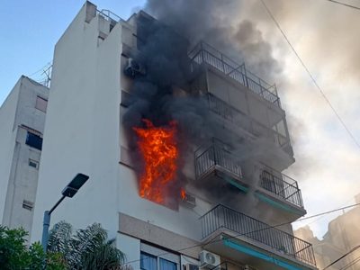 Voraz incendio en un edificio de Flores deja ocho personas afectadas