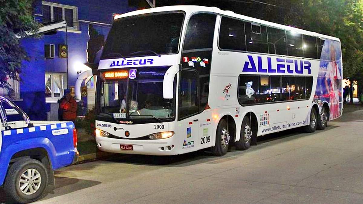 El micro que llegó a La Angostura Fuente: (Instagram)