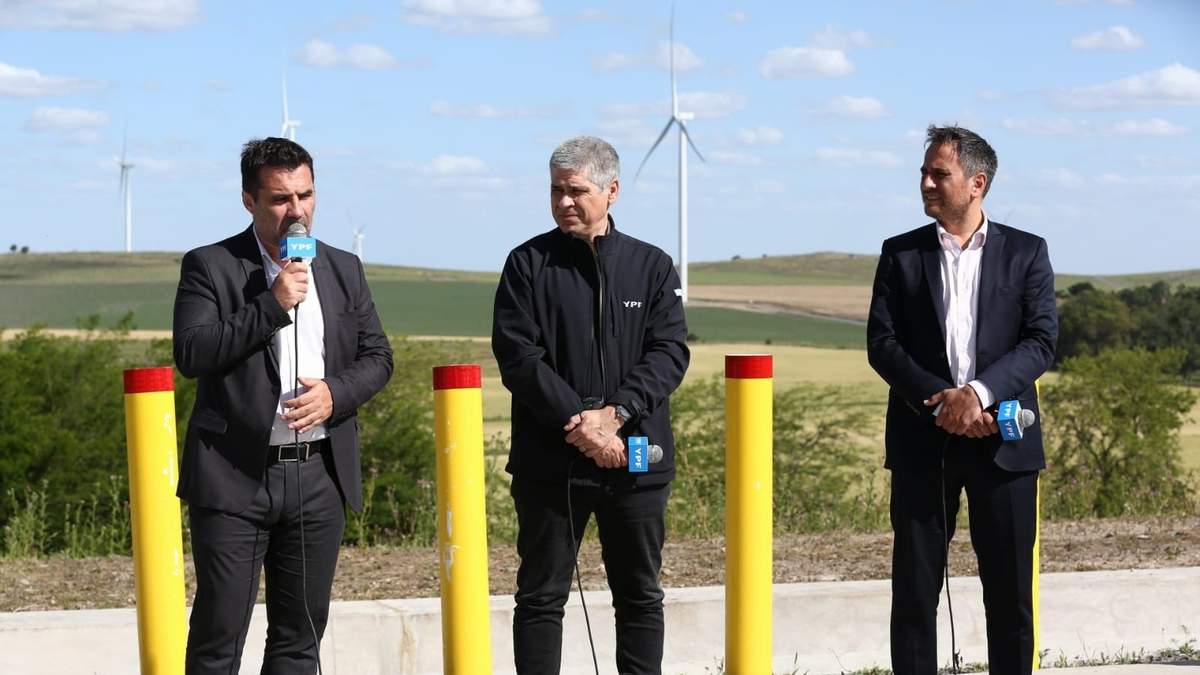 Darío Martínez, secretario de Energía, acompañado del presidente de YPF, Pablo González, y el ministro de Ambiente, Juan Cabandié. Fuente: (Twitter)