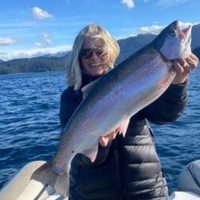 Una turista capturó una trucha arcoíris de más de 6 Kilos en el Lago Nahuel Huapi