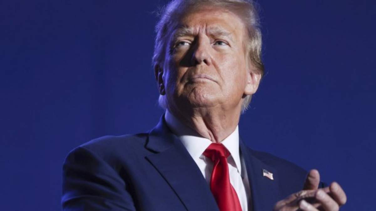 El expresidente Donald Trump habla en un mitin de campaña