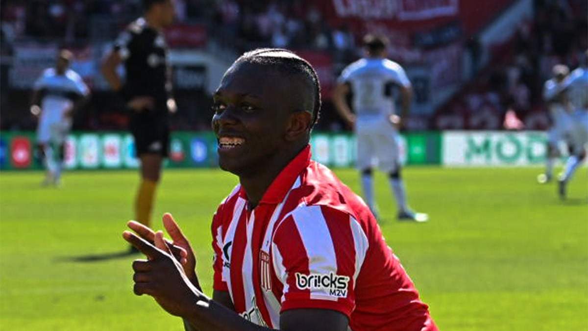 Edwin Cetré abrió la cuenta para Estudiantes y el colombiano es todo felicidad.