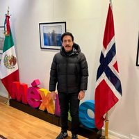 Omar Fayad presume su llegada a Noruega; lo tunden en redes